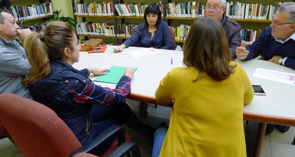 Reunión dos promotores da campaña para reinvidicar a Florencio Delgado Gurriarán, na Biblioteca do Barco./ Foto: Ángeles Rodríguez.
