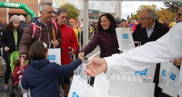 Repartido minibricks de leite entre os participantes na XL San Martiño de Ourense.