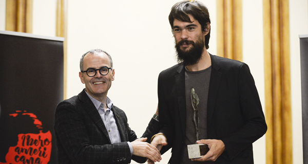 O alcalde ourensán, entregándolle o Premio Cidade de Ourense a Oliver Laxe.