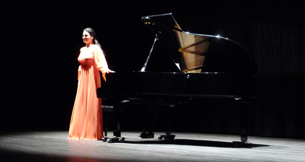 A pianista recibindo os aplausos do público./ Foto: A.R.