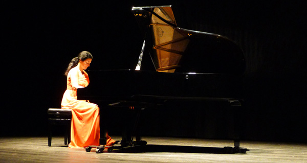 Sara Marianovich durante o recital no Teatro Lauro Olmo./ Foto: A.R.