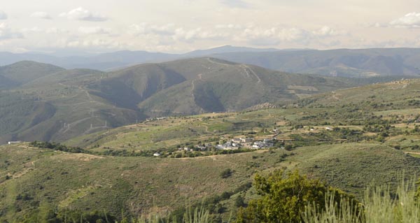 Unha das panorámicas de Manzaneda que poden verse durante a ruta de sendeirismo Souto de Cesuris./ Foto: Carlos G. Hervella.