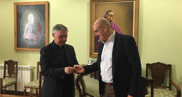 O vicario xeral da Diócese de Astorga, Marcos Lobato; e o presidente da Asemblea Comarcal de Cruz Vermella Valdeorras. Maximino Alonso